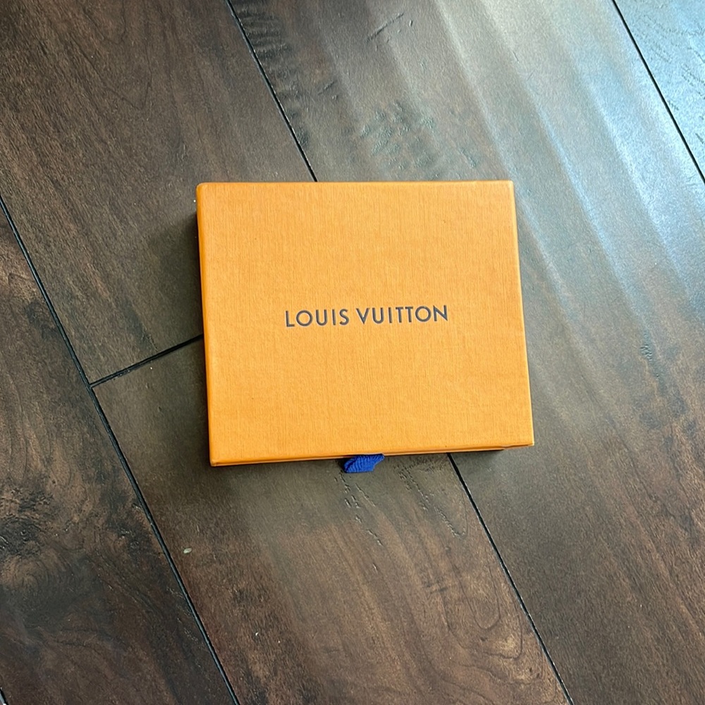 Small pull out Louis Vuitton gift box